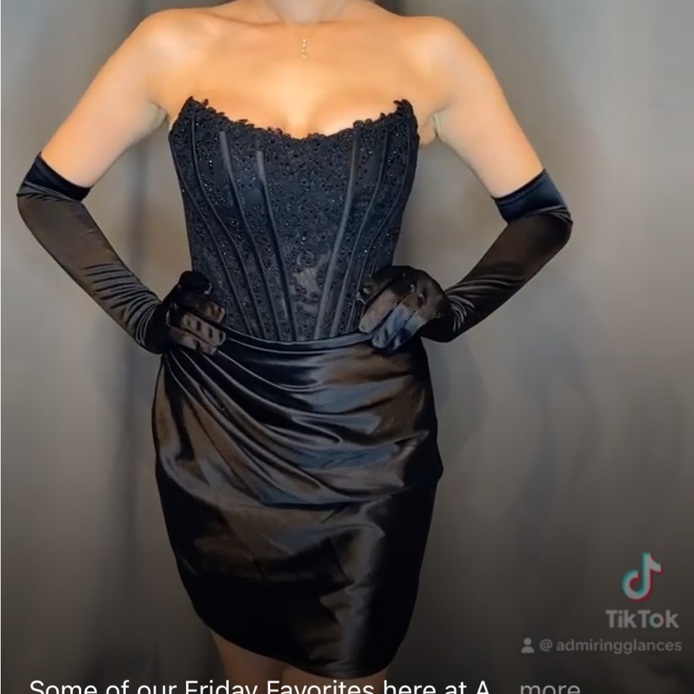 2023 Sherri Hill GLOVES INCLUDED 
Hemmed slightly for 5’4
Zip up back
Worn once